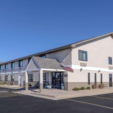 Hotel Super 8 By Wyndham Pratt Extérieur photo