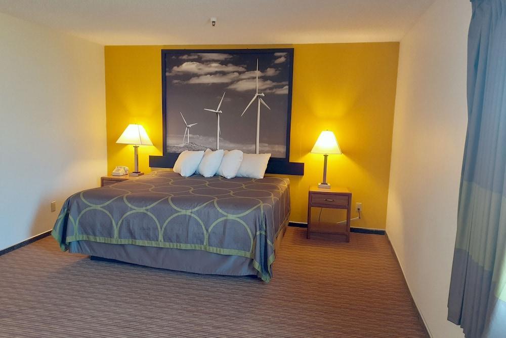 Hotel Super 8 By Wyndham Pratt Extérieur photo