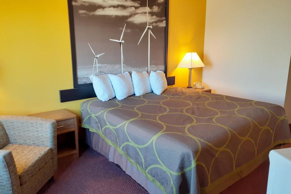 Hotel Super 8 By Wyndham Pratt Extérieur photo