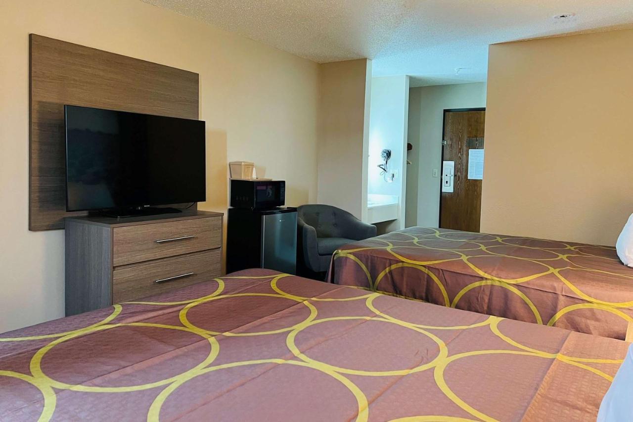 Hotel Super 8 By Wyndham Pratt Extérieur photo