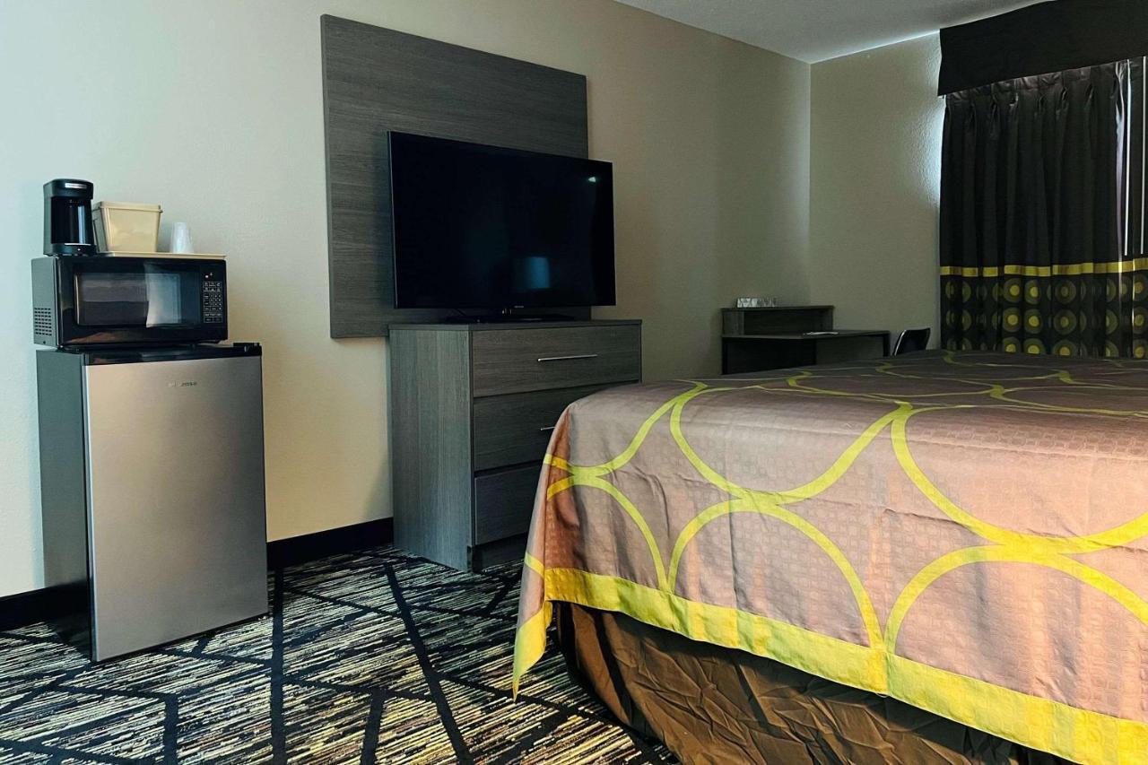 Hotel Super 8 By Wyndham Pratt Extérieur photo