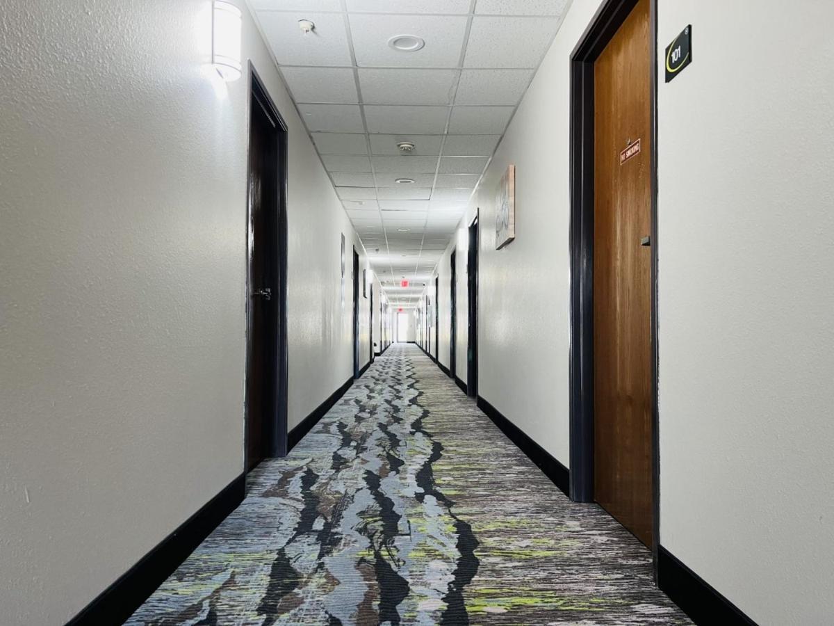 Hotel Super 8 By Wyndham Pratt Extérieur photo