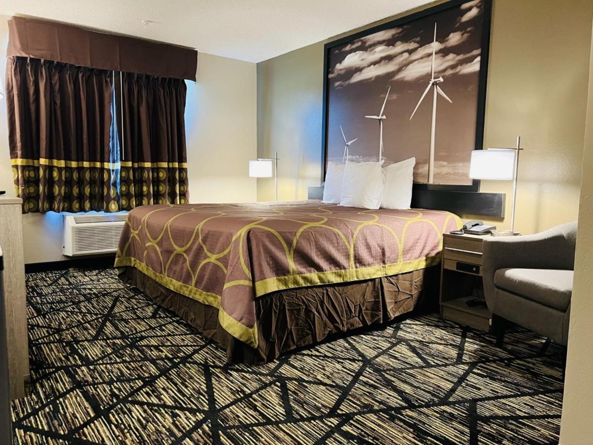 Hotel Super 8 By Wyndham Pratt Extérieur photo
