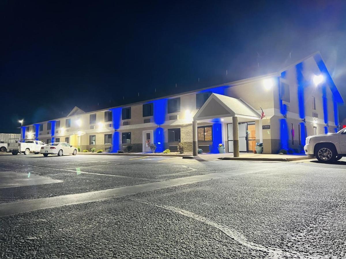 Hotel Super 8 By Wyndham Pratt Extérieur photo