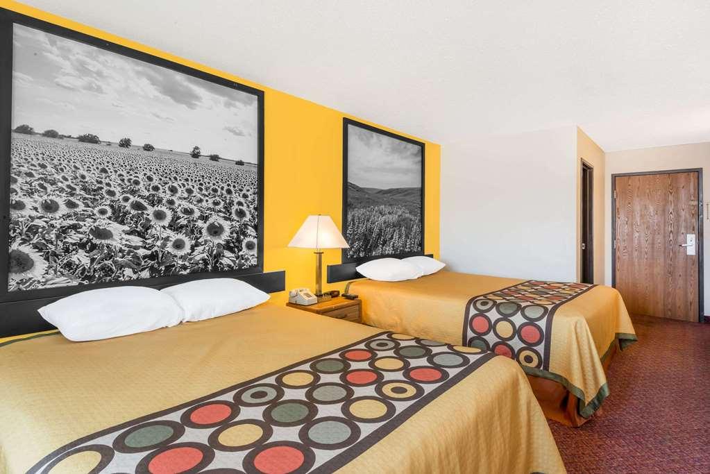 Hotel Super 8 By Wyndham Pratt Chambre photo