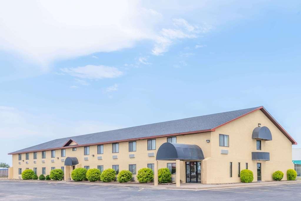 Hotel Super 8 By Wyndham Pratt Extérieur photo