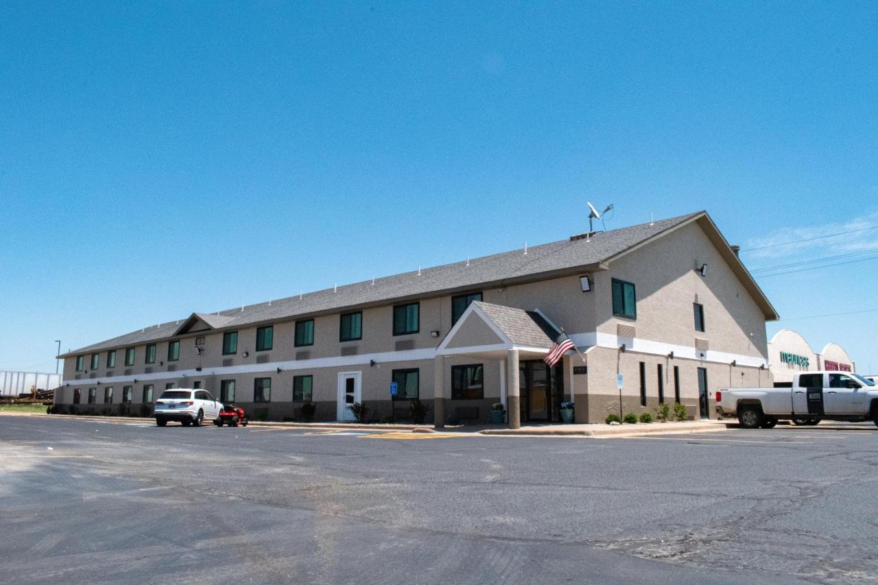 Hotel Super 8 By Wyndham Pratt Extérieur photo