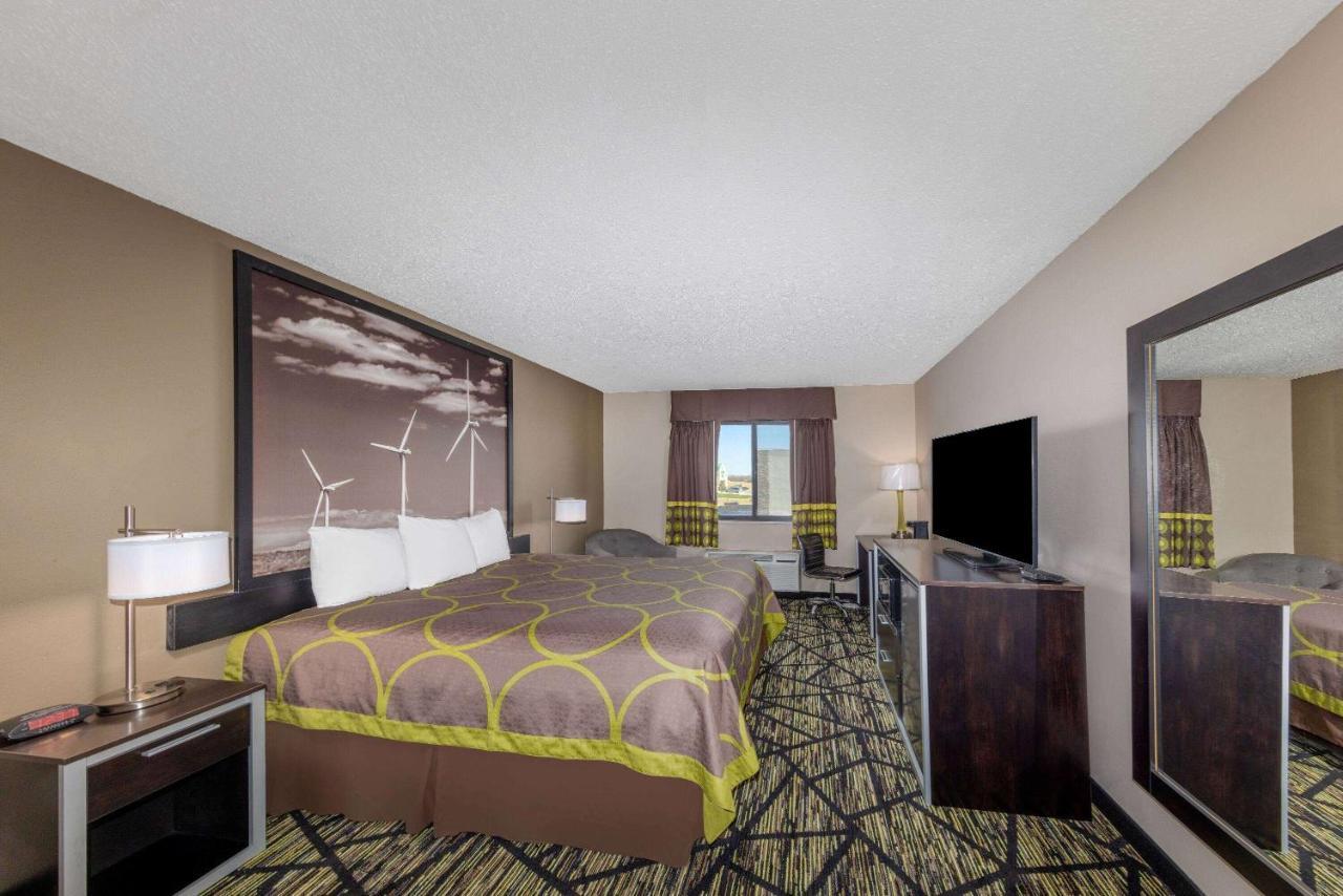 Hotel Super 8 By Wyndham Pratt Extérieur photo