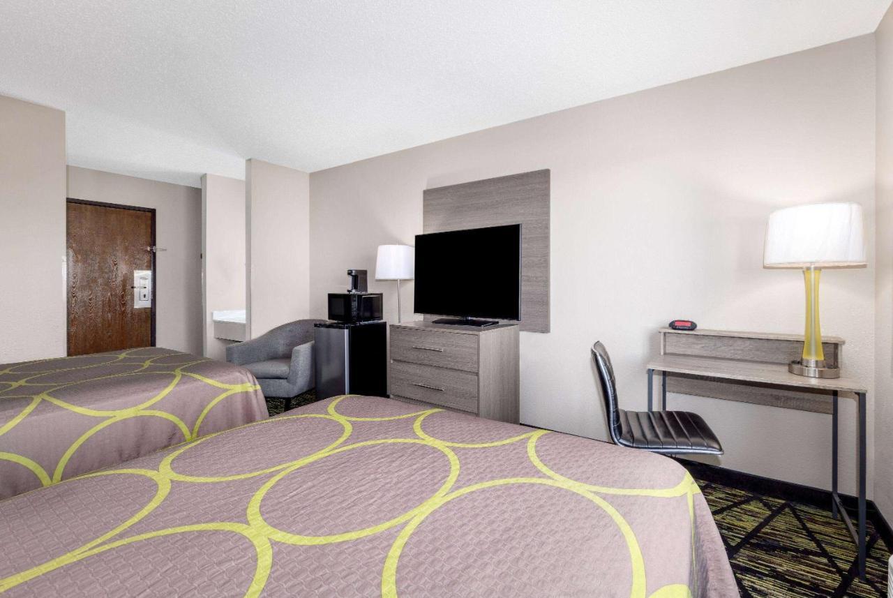Hotel Super 8 By Wyndham Pratt Extérieur photo