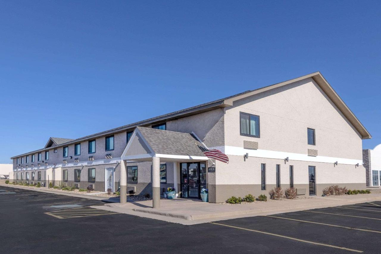 Hotel Super 8 By Wyndham Pratt Extérieur photo