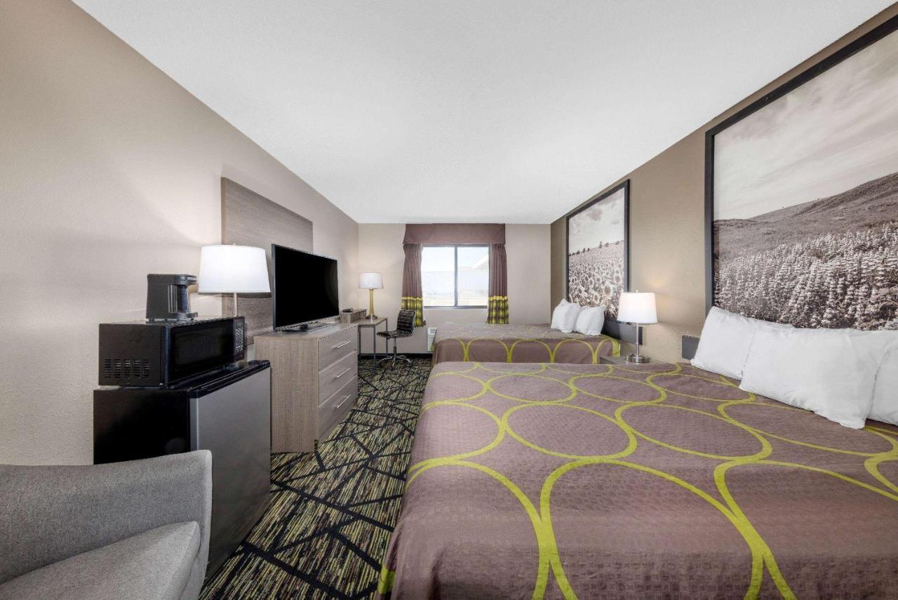 Hotel Super 8 By Wyndham Pratt Extérieur photo