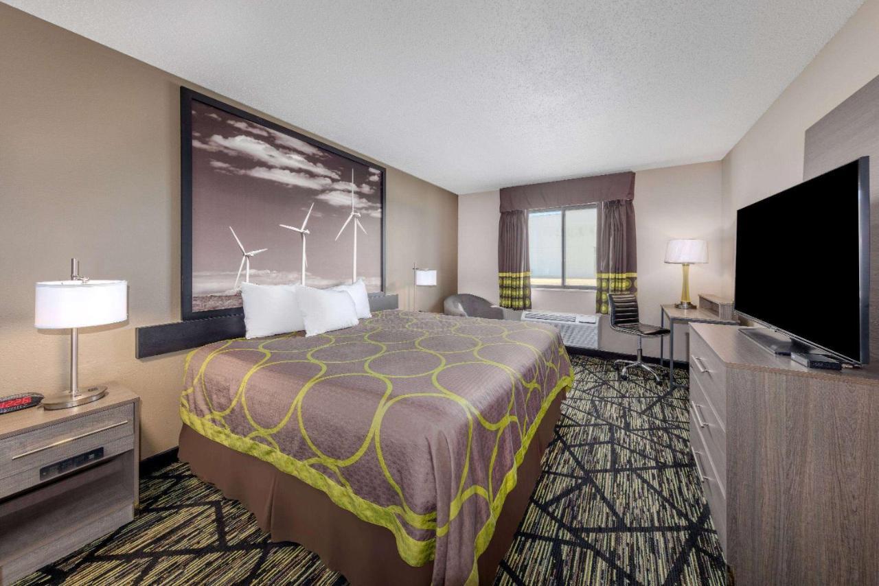 Hotel Super 8 By Wyndham Pratt Extérieur photo