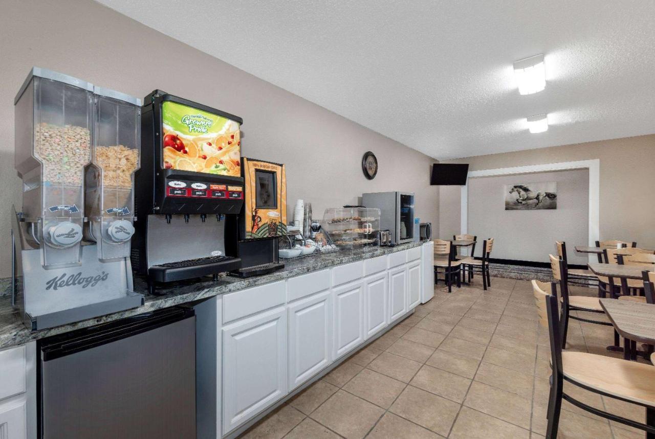 Hotel Super 8 By Wyndham Pratt Extérieur photo
