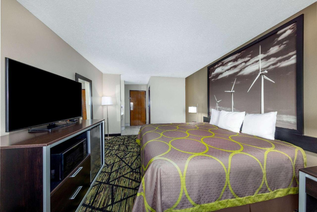 Hotel Super 8 By Wyndham Pratt Extérieur photo