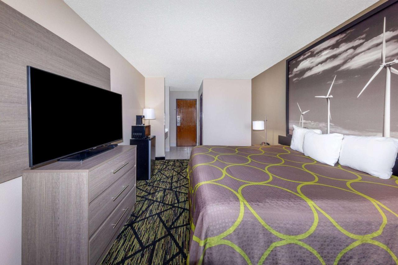 Hotel Super 8 By Wyndham Pratt Extérieur photo