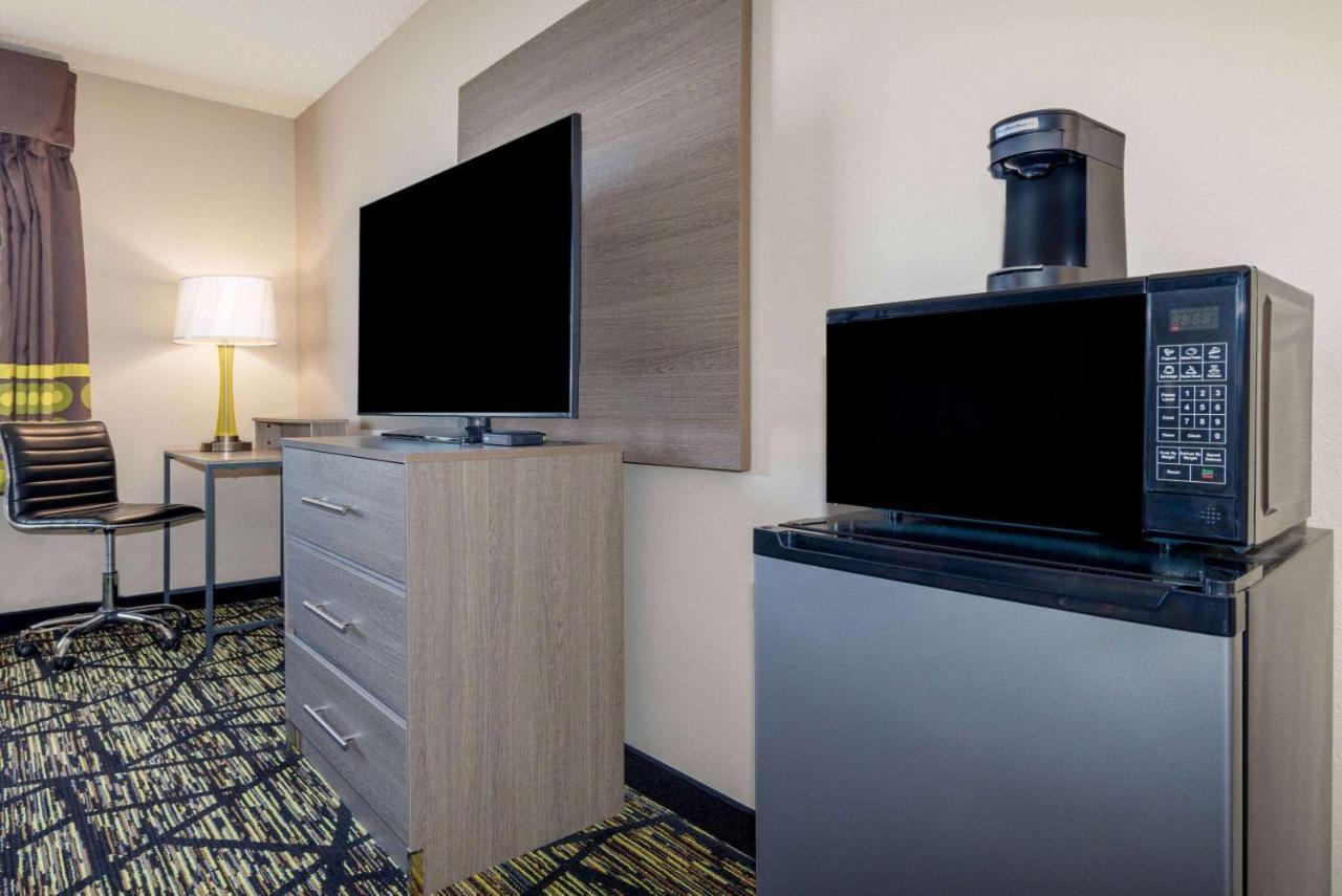 Hotel Super 8 By Wyndham Pratt Extérieur photo