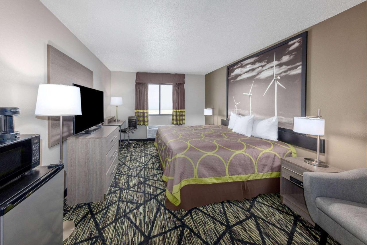 Hotel Super 8 By Wyndham Pratt Extérieur photo