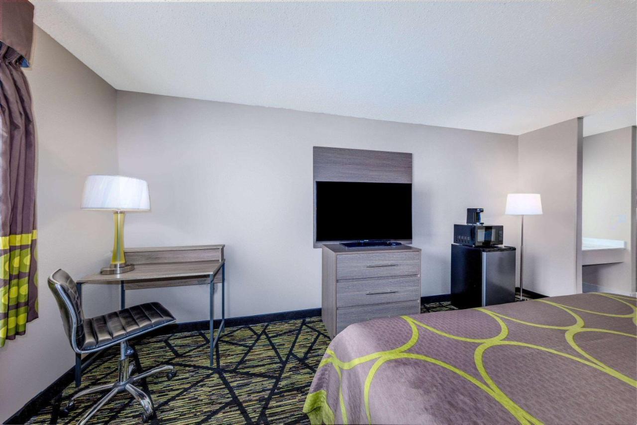 Hotel Super 8 By Wyndham Pratt Extérieur photo