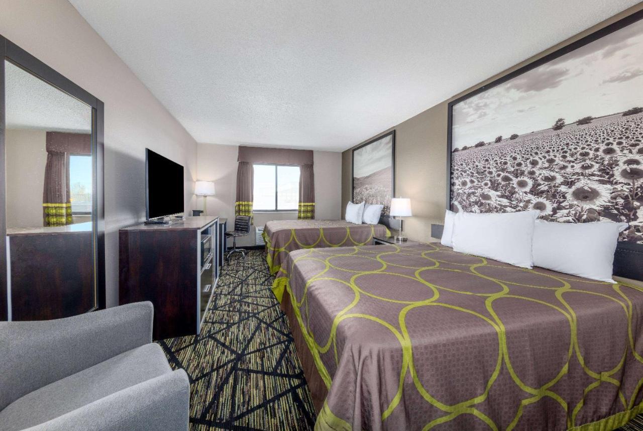 Hotel Super 8 By Wyndham Pratt Extérieur photo