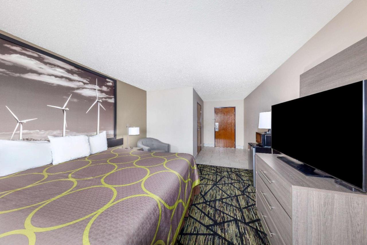 Hotel Super 8 By Wyndham Pratt Extérieur photo