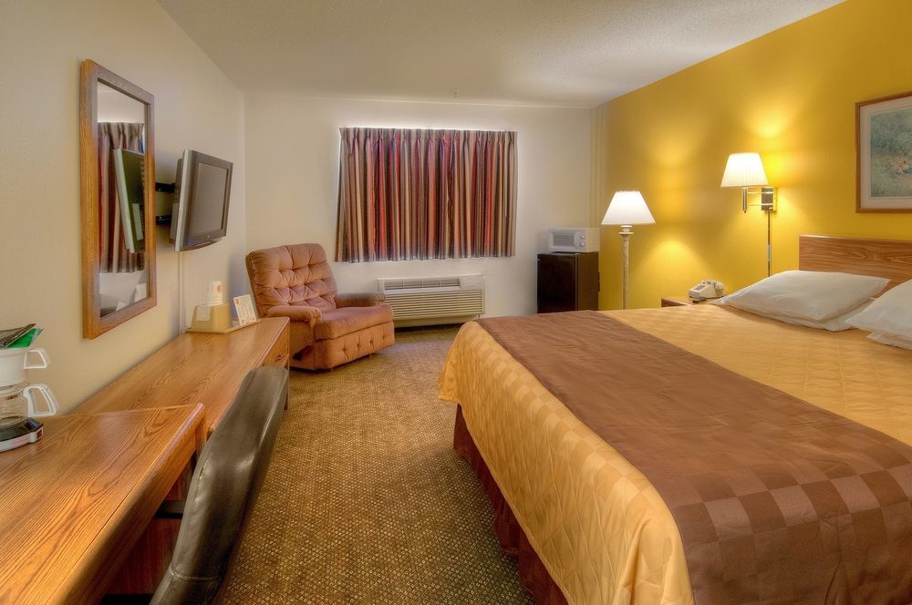 Hotel Super 8 By Wyndham Pratt Extérieur photo
