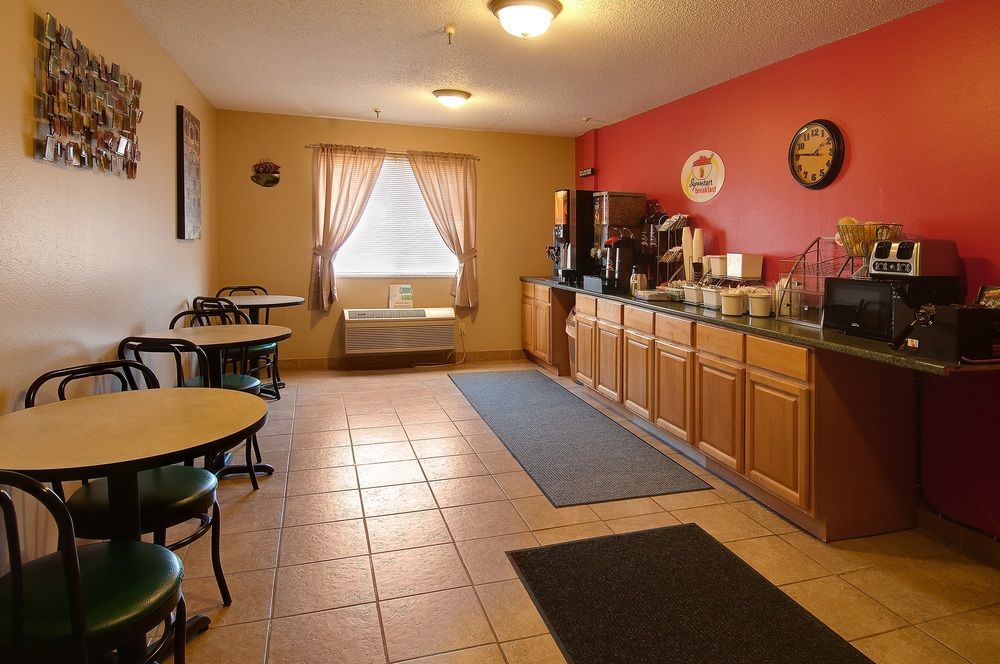 Hotel Super 8 By Wyndham Pratt Extérieur photo