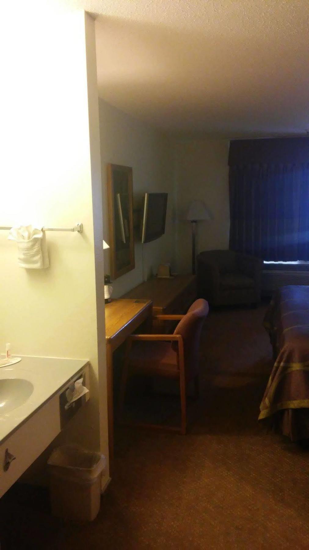 Hotel Super 8 By Wyndham Pratt Extérieur photo
