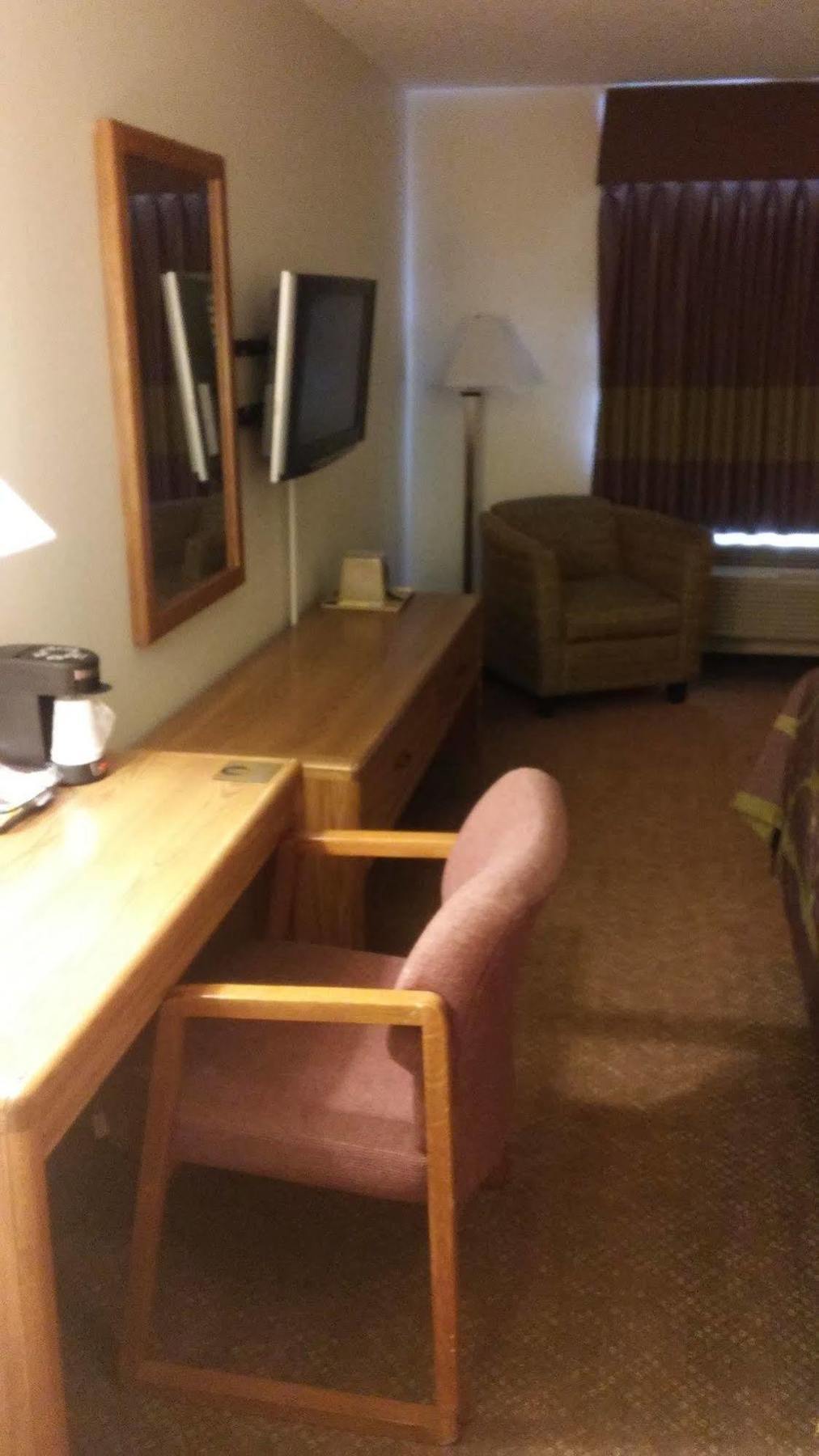 Hotel Super 8 By Wyndham Pratt Extérieur photo