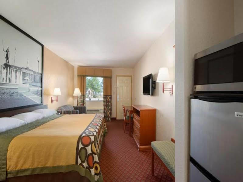 Hotel Super 8 By Wyndham Pratt Extérieur photo